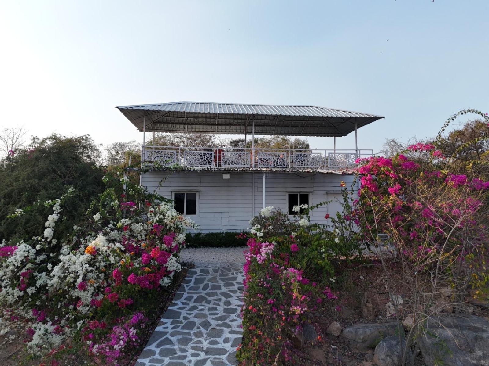 Rustic Vogue Hotel 3*